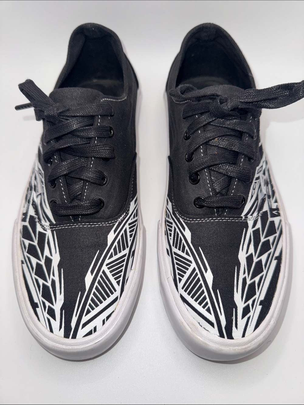 Kava Tribal Print Canvas Sneaker Black White Polynesian Low Top Men 8.5